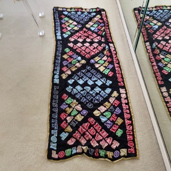 Louis Vuitton Silk Scarf/Wrap - Picture 8 of 16